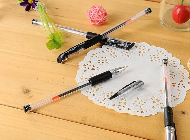 Black gel pen with 0.5mm carbon refill, 14.5cm plastic body, on white background