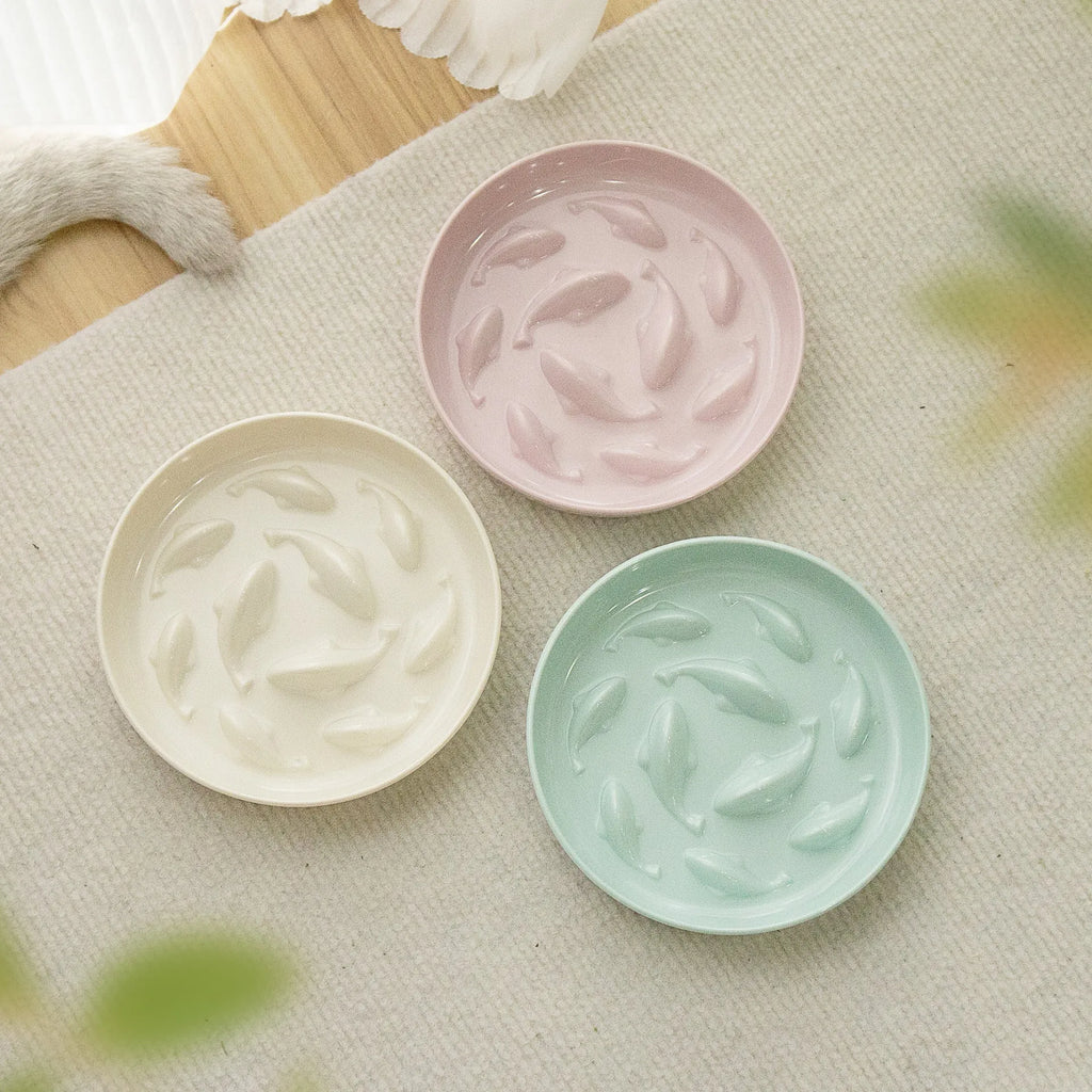 Coloured melamine slow feeding bowl for cats with raised interior pattern