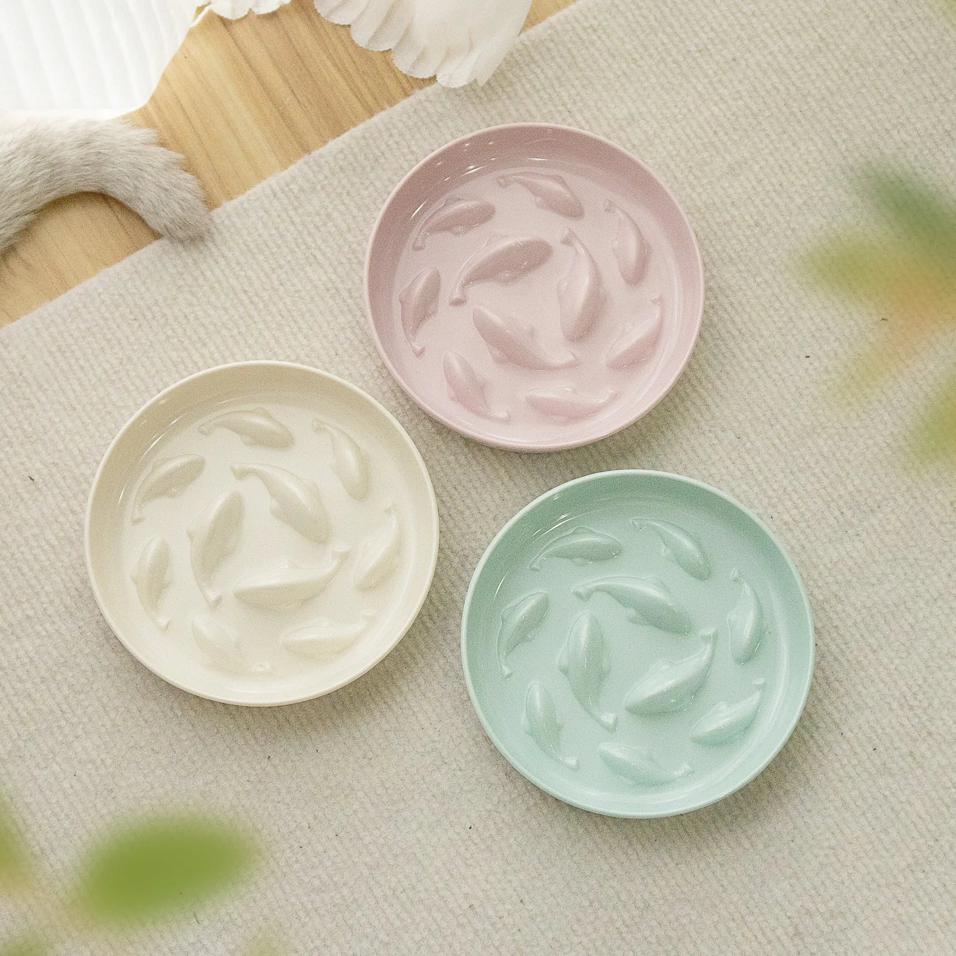 Coloured melamine slow feeding bowl for cats with raised interior pattern