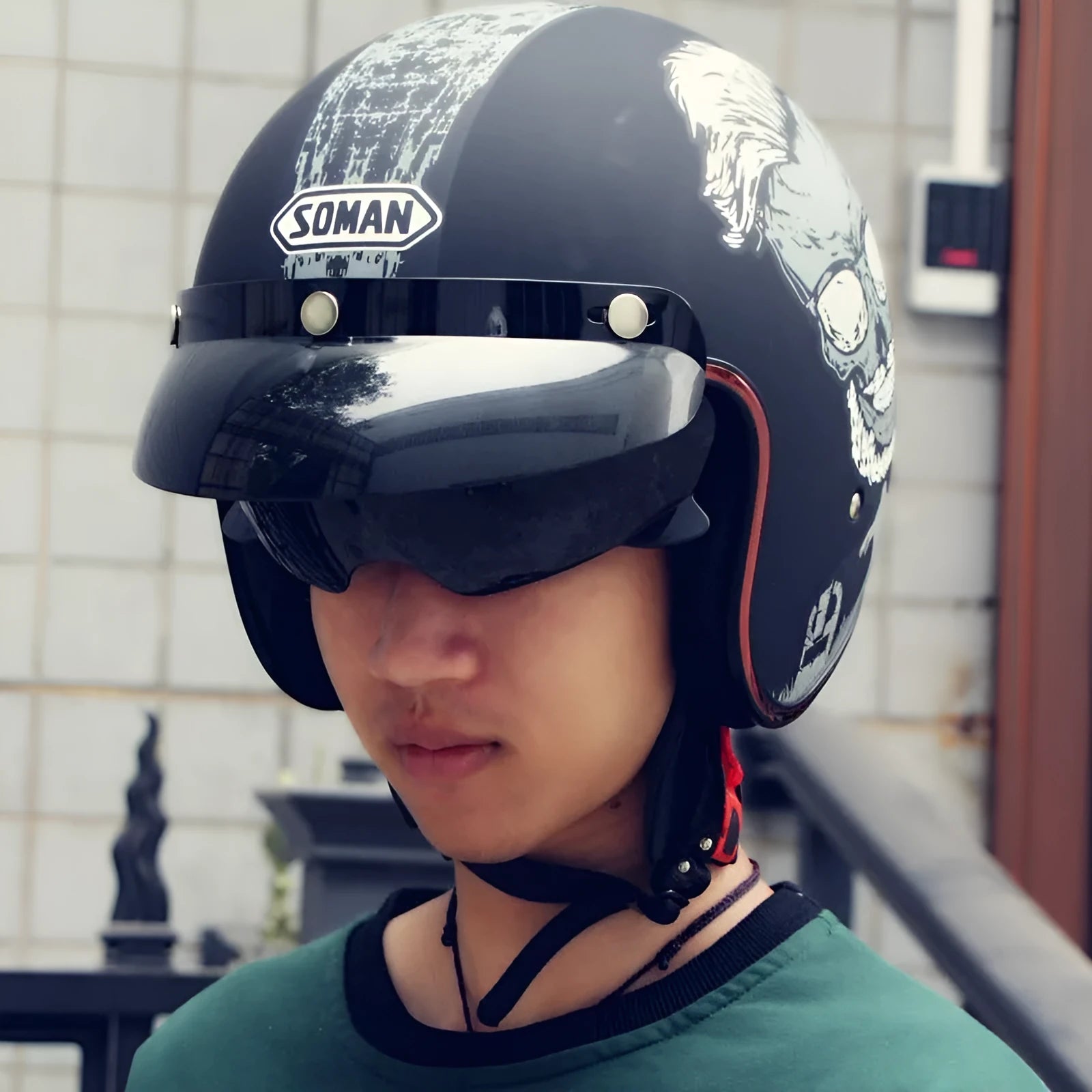 Retro half-shell riding helmet for electric bikes in classic colours on a grey background.