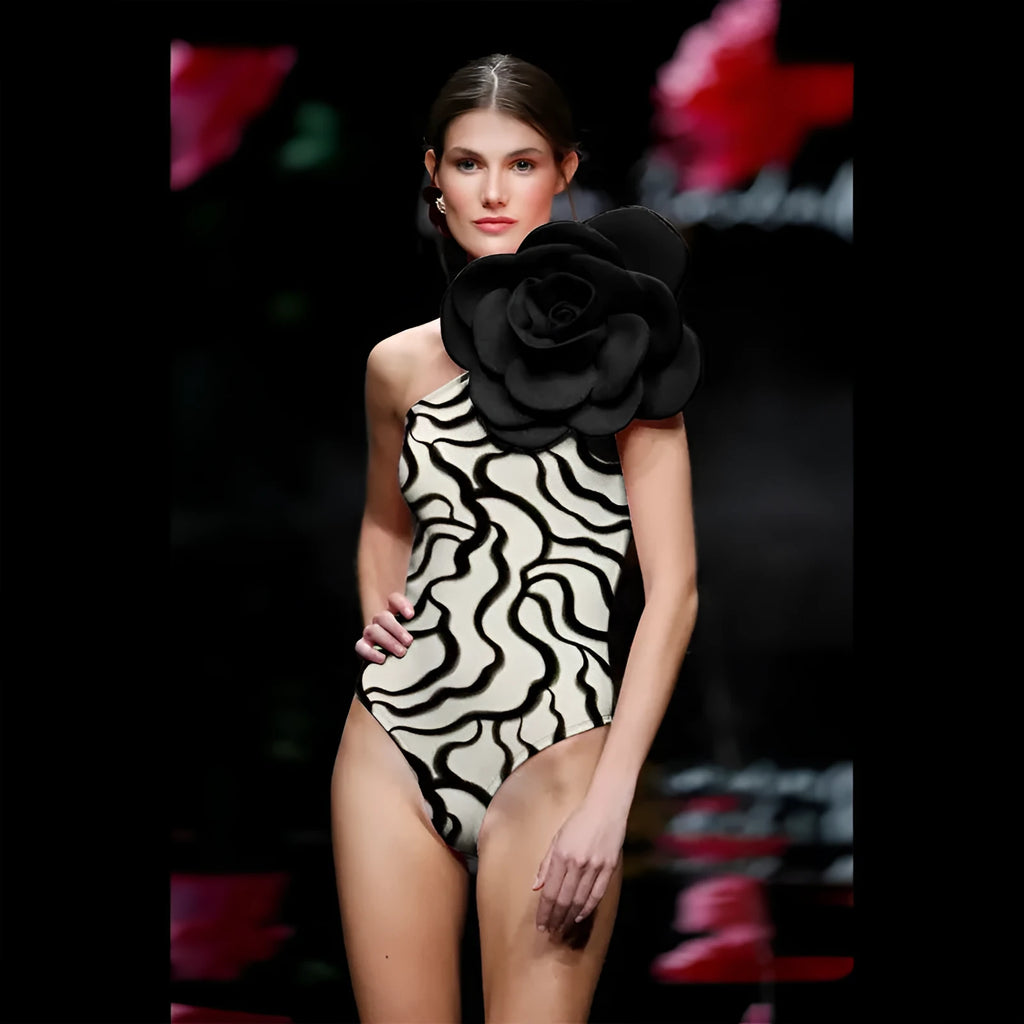 One-piece swimsuit with European American fit in floral or solid colour patterns for swimming