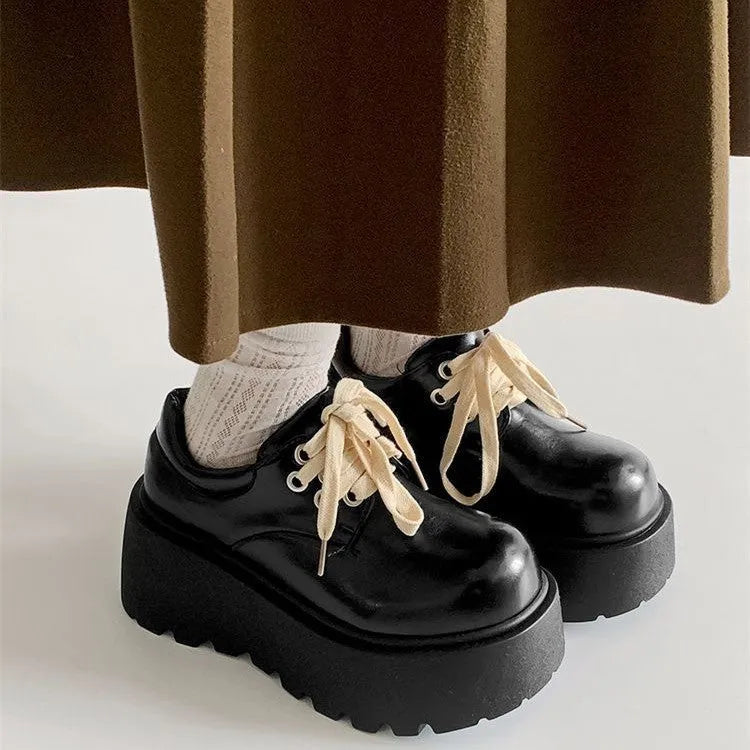 Matte black women's retro lace-up shoes with a thick rubber sole and a 6-8cm heel.