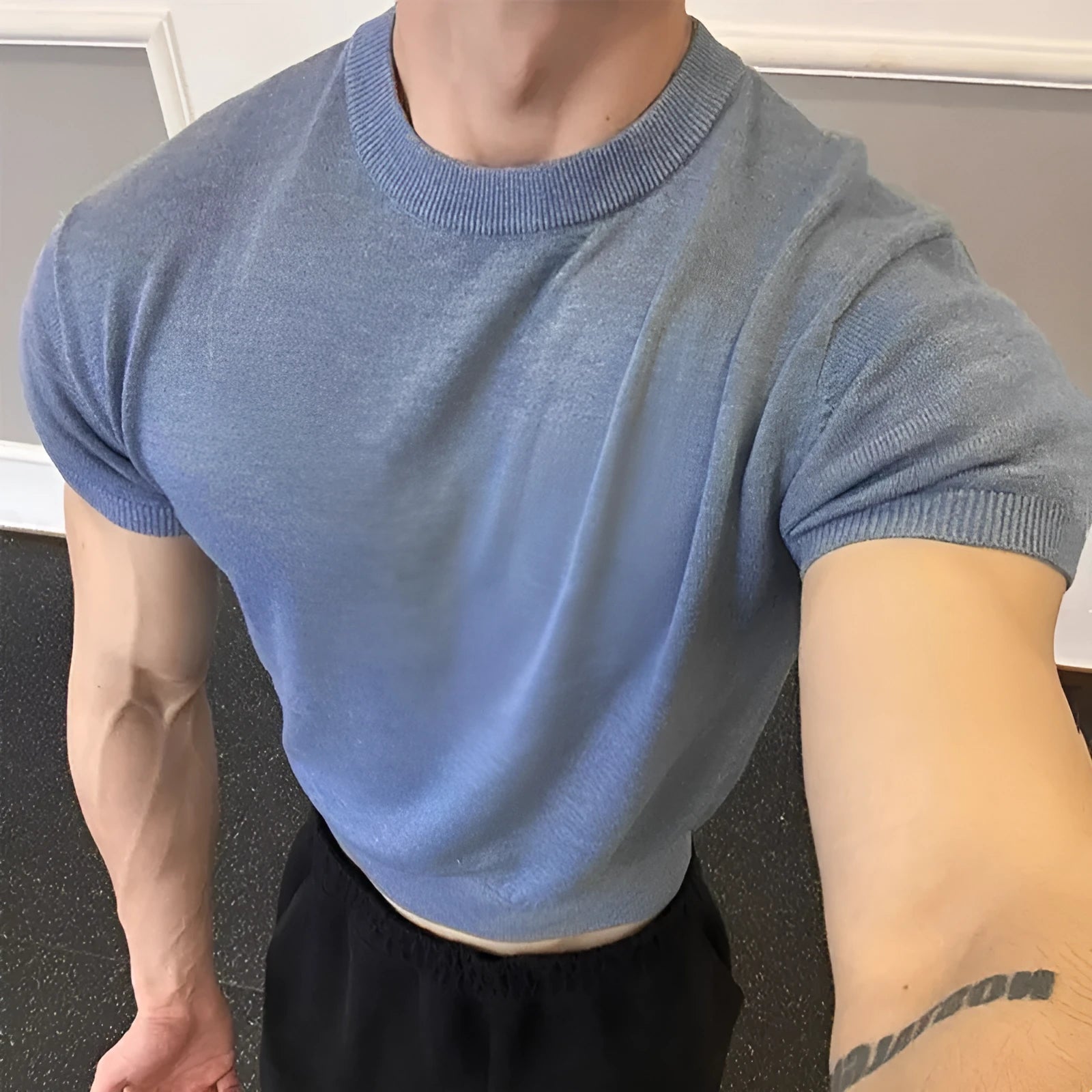 Men's knitted slim fit T-shirt in solid colour with cuff-closing short sleeves