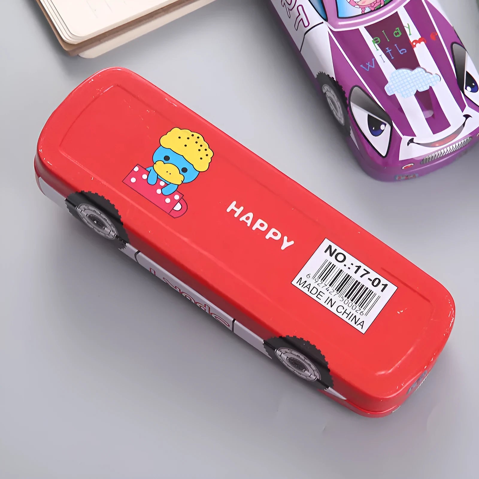 Car-shaped tinplate pencil case with cartoon racing pattern and double-layer organisation measuring 20x6.5x3 cm