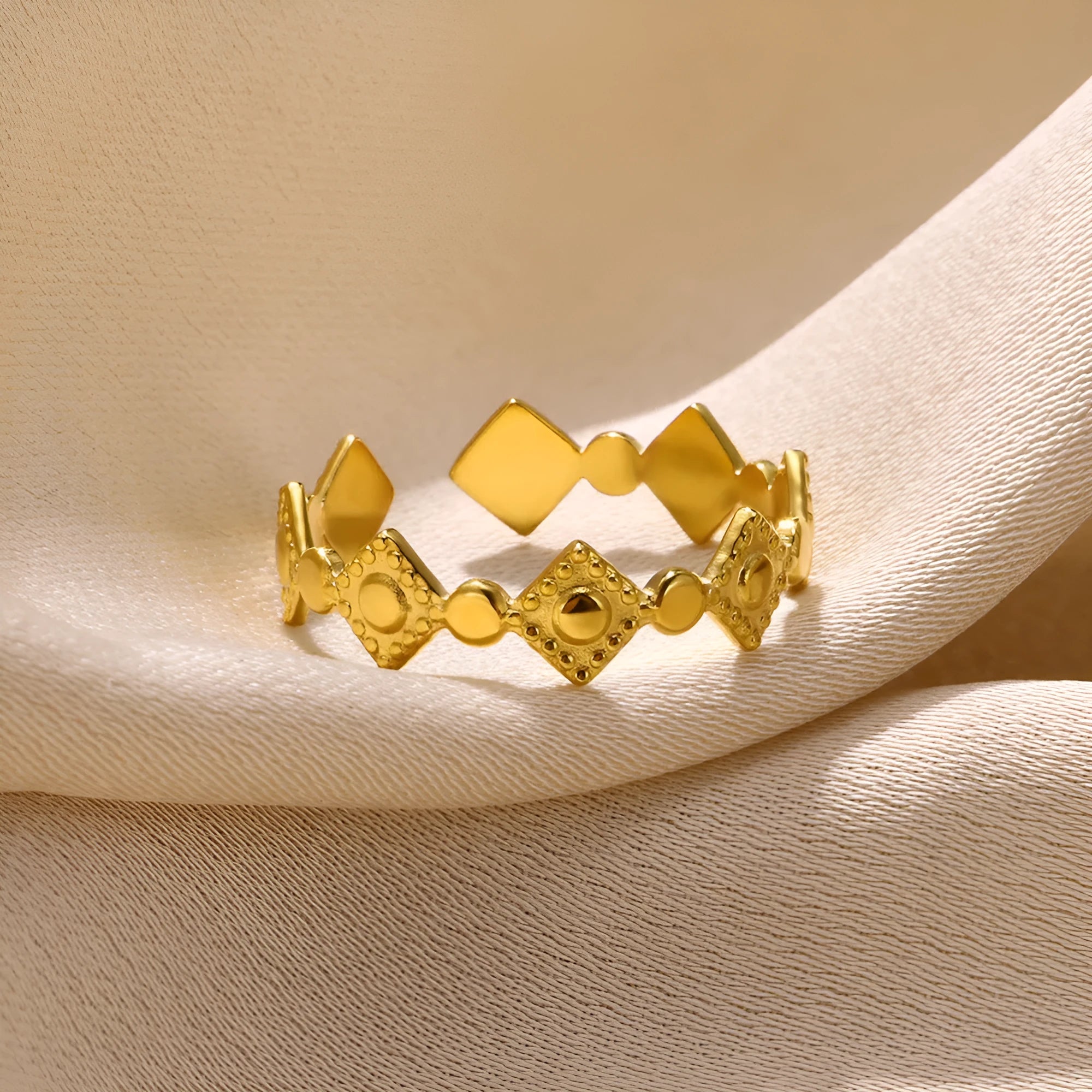 Geometric titanium steel women's ring with diamond-cut pattern in gold colour