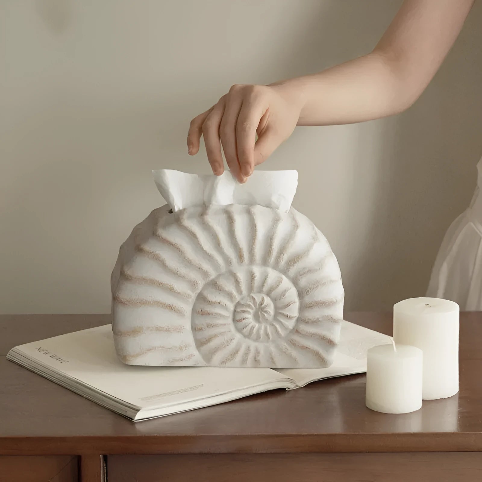 Conch shell design resin tissue box with rambling colour pattern for home decoration