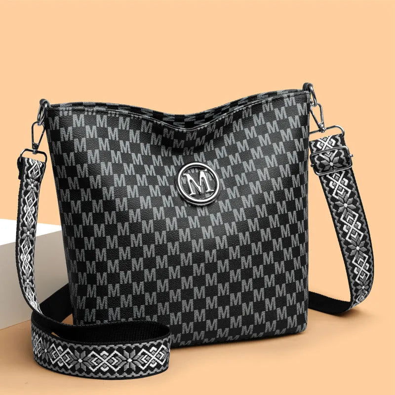 Retro dumpling-shaped shoulder bag in soft PU leather with zippered internal compartment