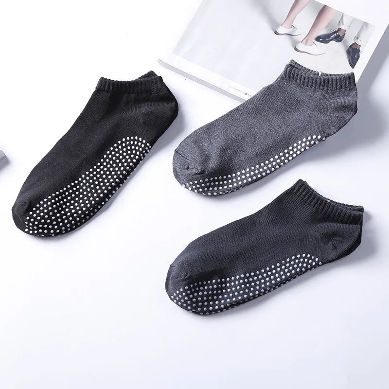Men's non-slip invisible low-cut cotton yoga socks in solid colour with grip sole – one pair