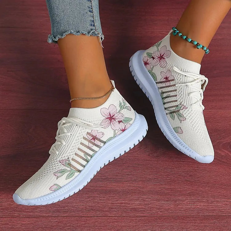 Women's milky white mesh flyknit running shoes with round toe and flat heel