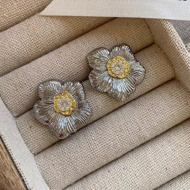 Copper stud earrings with a retro gardenia flower design in E3002 two-tone colour.