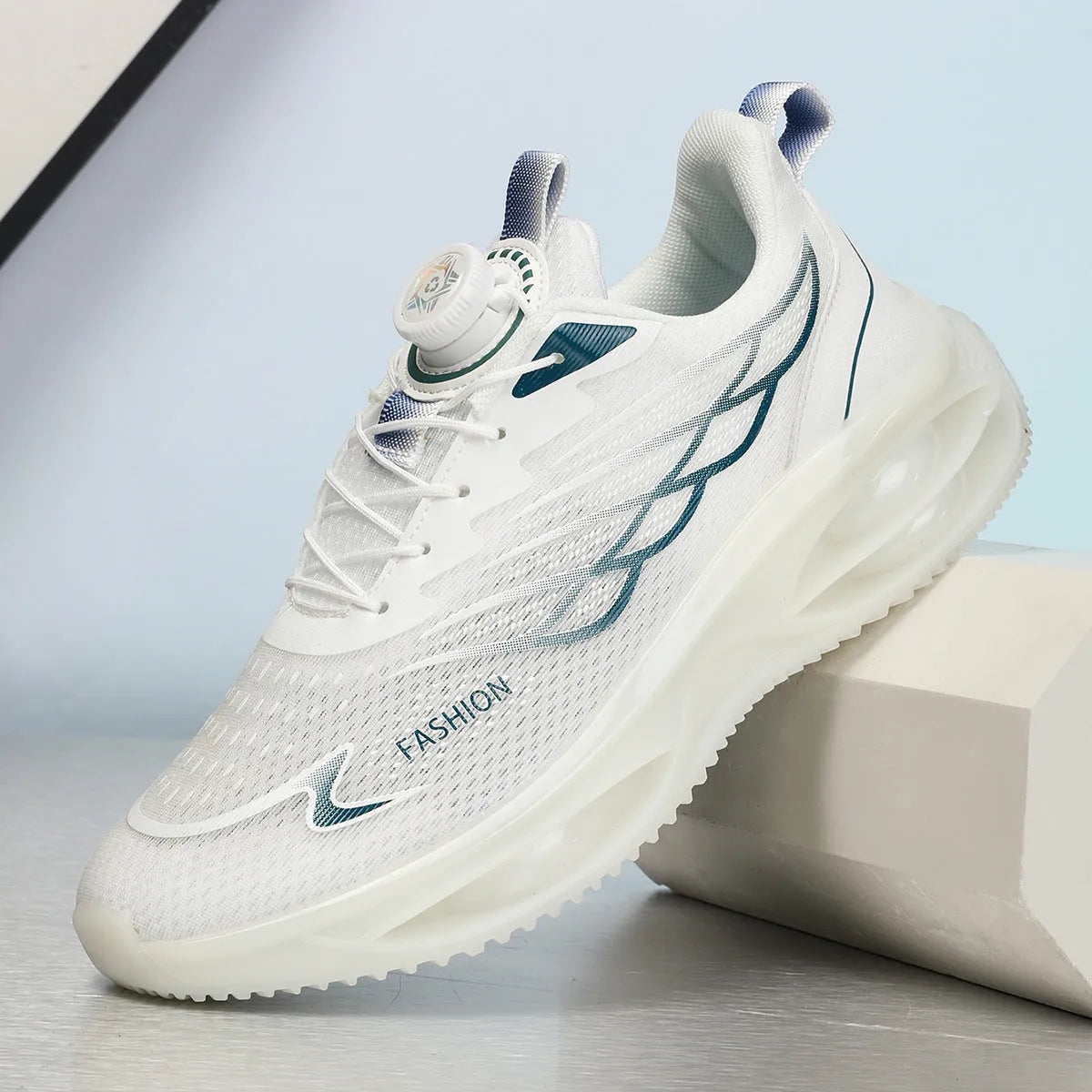 Casual low-top breathable trainers in solid colour with round toe and lace-up design.