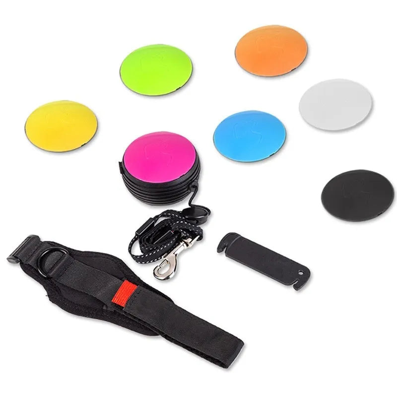 Automatic retractable dog leash with handle in a choice of six colours, extended on a 3m nylon cord.