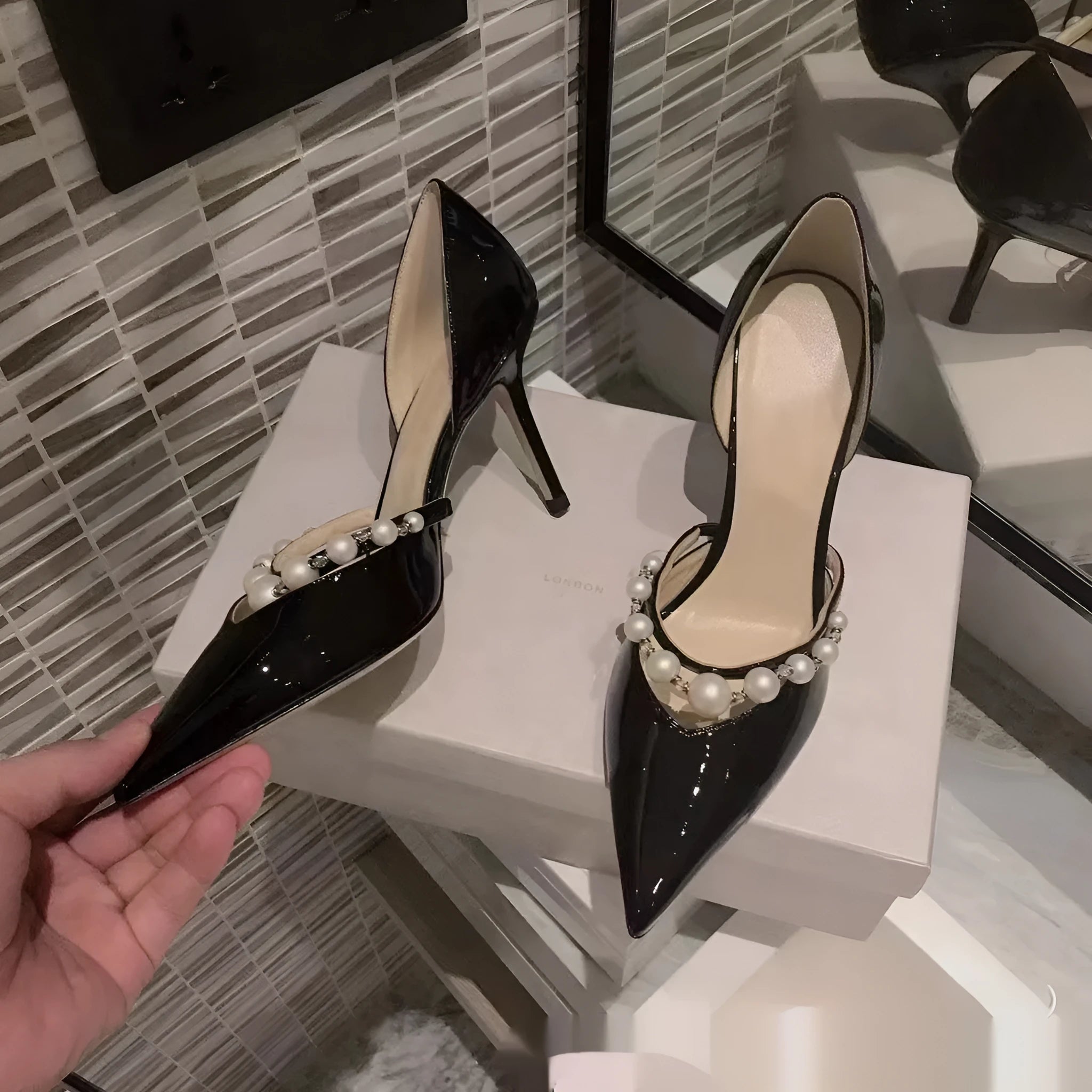Women's pointed patent leather high heels with stiletto heel and pearl decoration