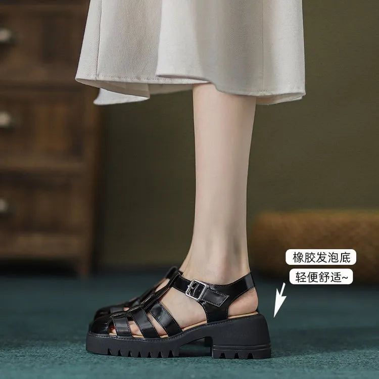 Women's retro platform sandals with closed toe, chunky heel and buckle fastening in black colour