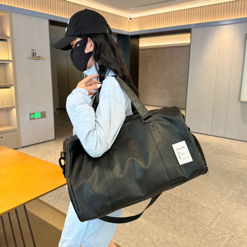 Dry-wet separation fitness shoulder messenger bag in PU material with 20-35 litre capacity