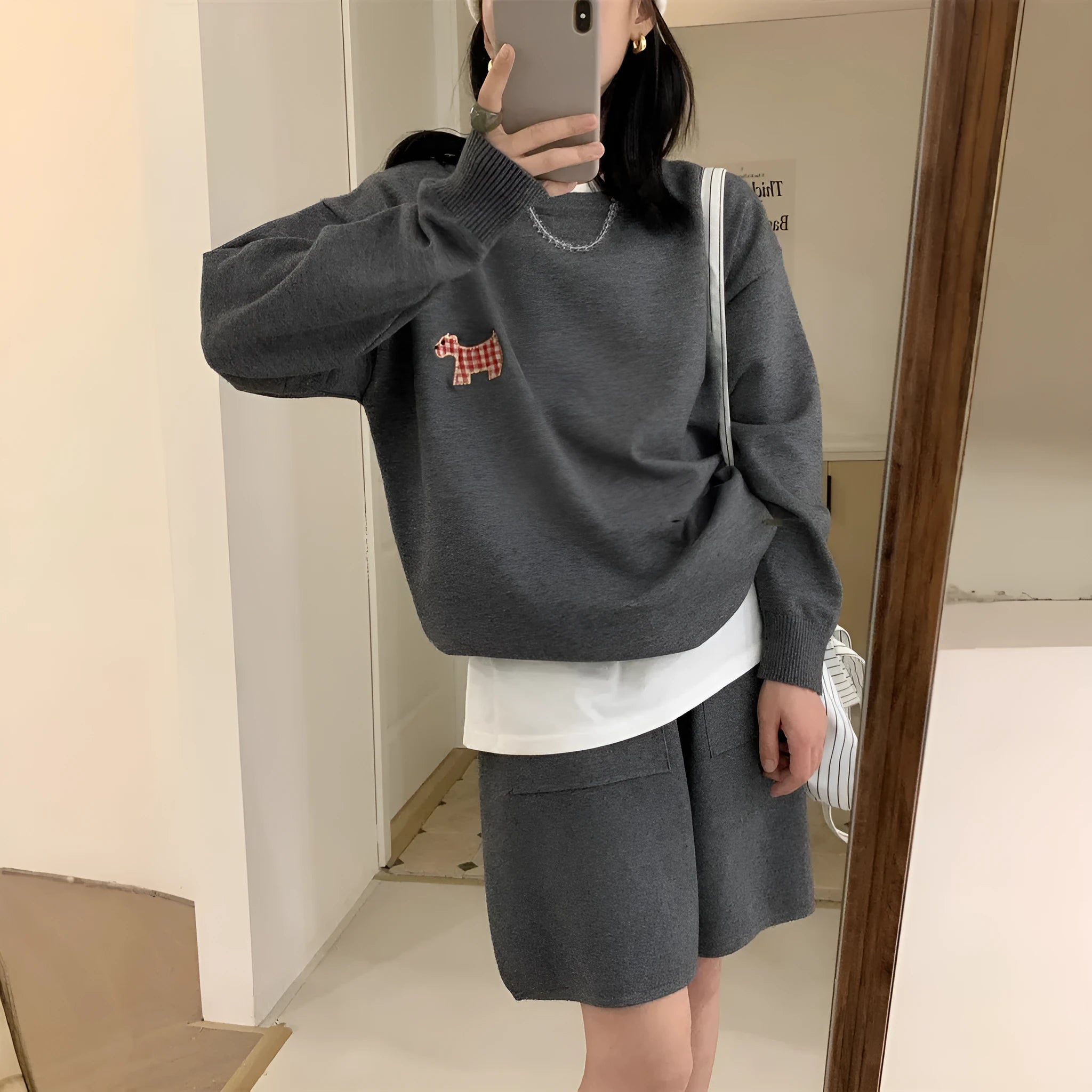 Casual knitted sweater and shorts suit with animal embroidery in imitation cashmere fabric
