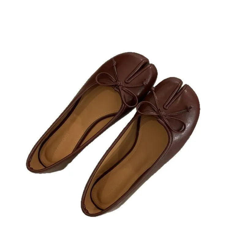 Women's flat pump shoe with round toe and shallow cut in beige colour