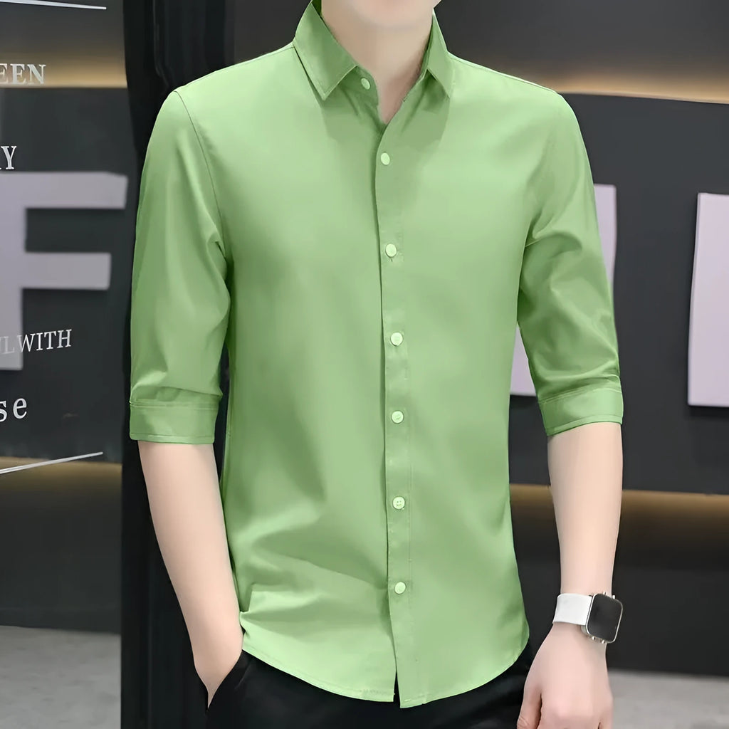 Man wearing a grass green slim-fit half-sleeve linen shirt with non-ironing fabric.