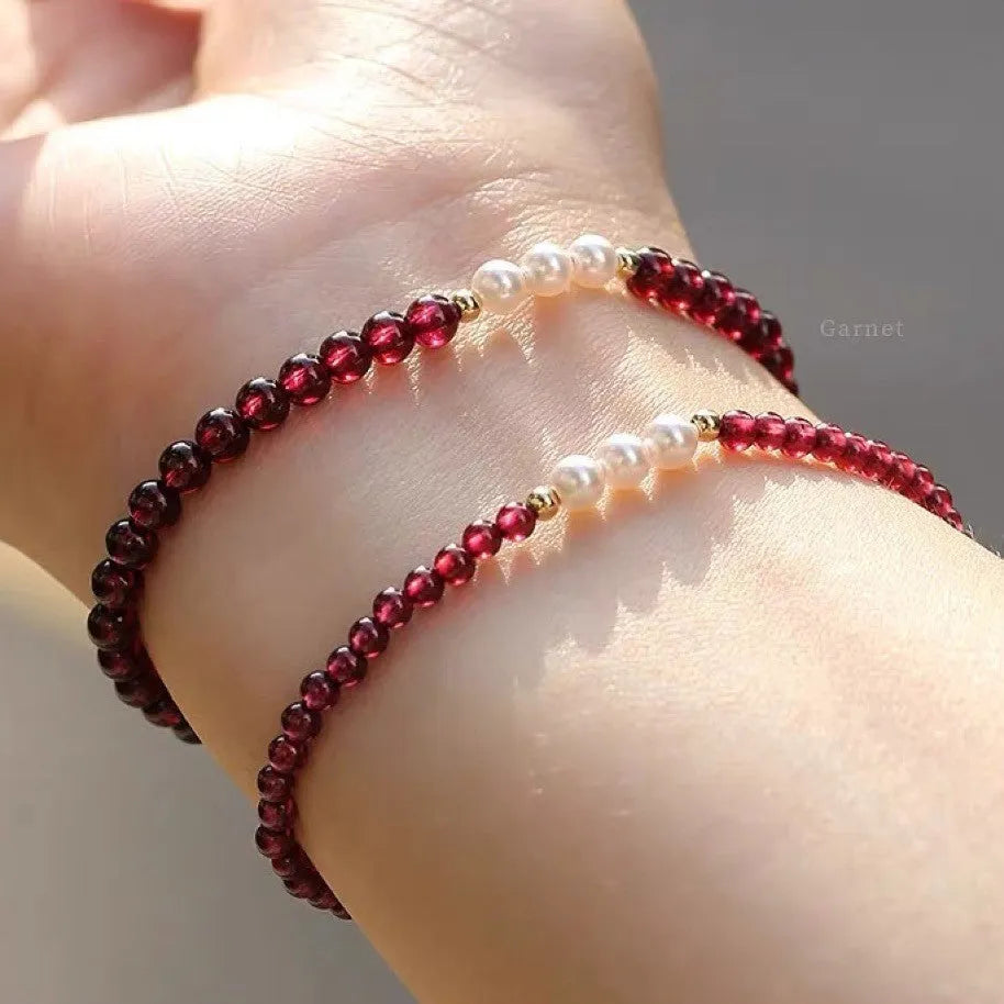 Women's garnet and artificial pearl bracelet with crystal details and adjustable clasp