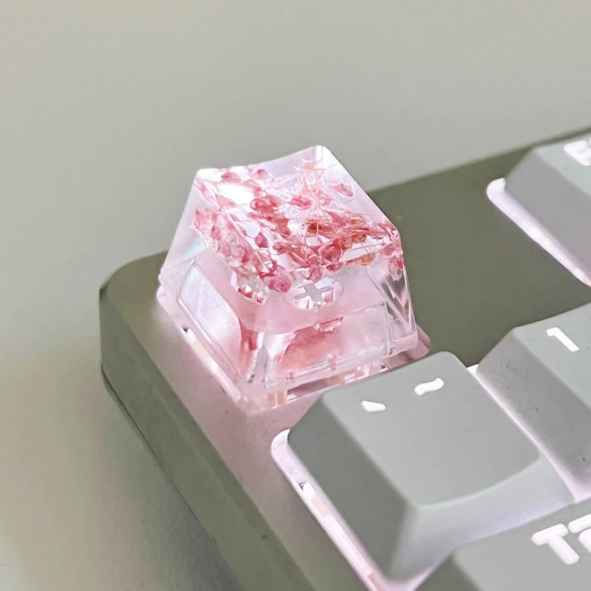 Transparent resin mechanical keyboard keycap with starry sky pattern in pink colour