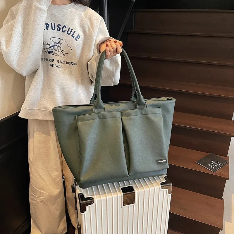 Lightweight expandable shoulder bag in solid colour with ventilation feature