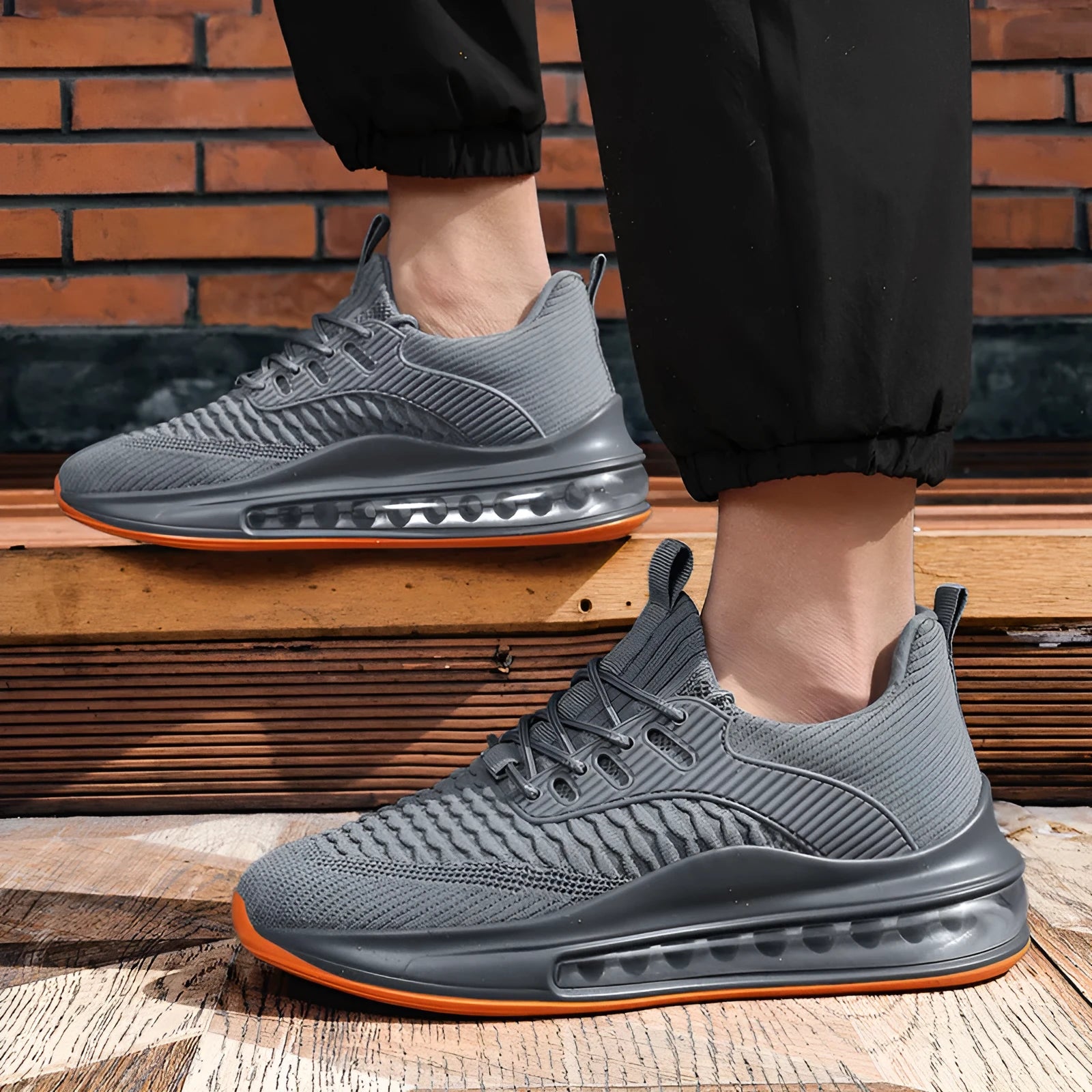 Men's low-top mesh running shoes in black with lace-up closure and rubber sole