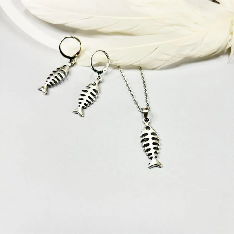 Fishbone pendant necklace with matching earrings on O-chain, adjustable 21-50cm, retro alloy jewellery