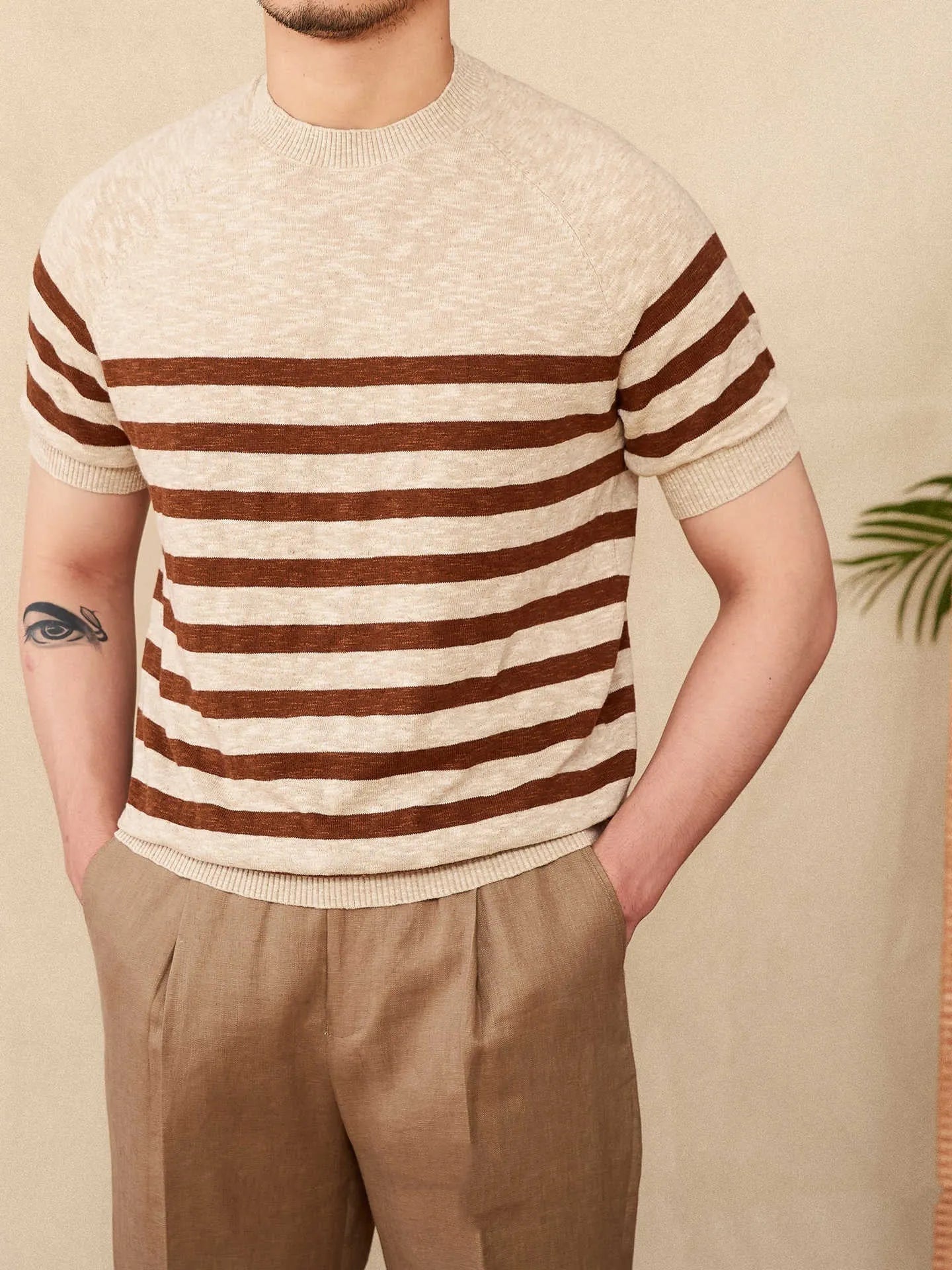 Men's striped linen-cotton blend T-shirt with short sleeves and round neck in navy blue colour.