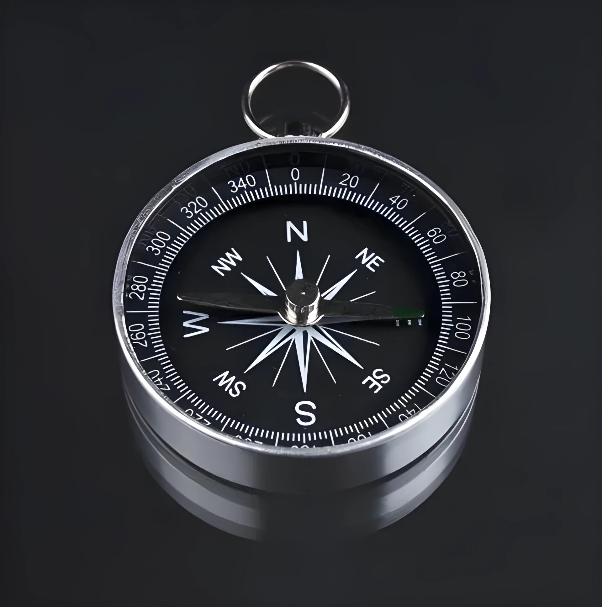 Silver metal compass with 45mm diameter dial and aluminium shell