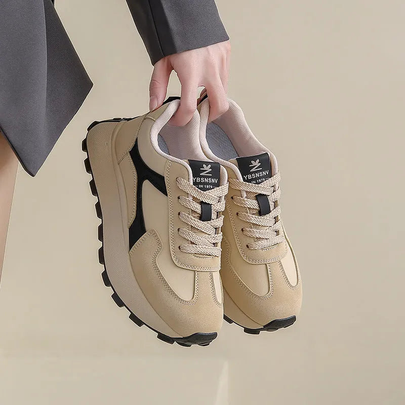 Women's low-top platform sports shoes in card black with front lace-up and flat rubber sole.