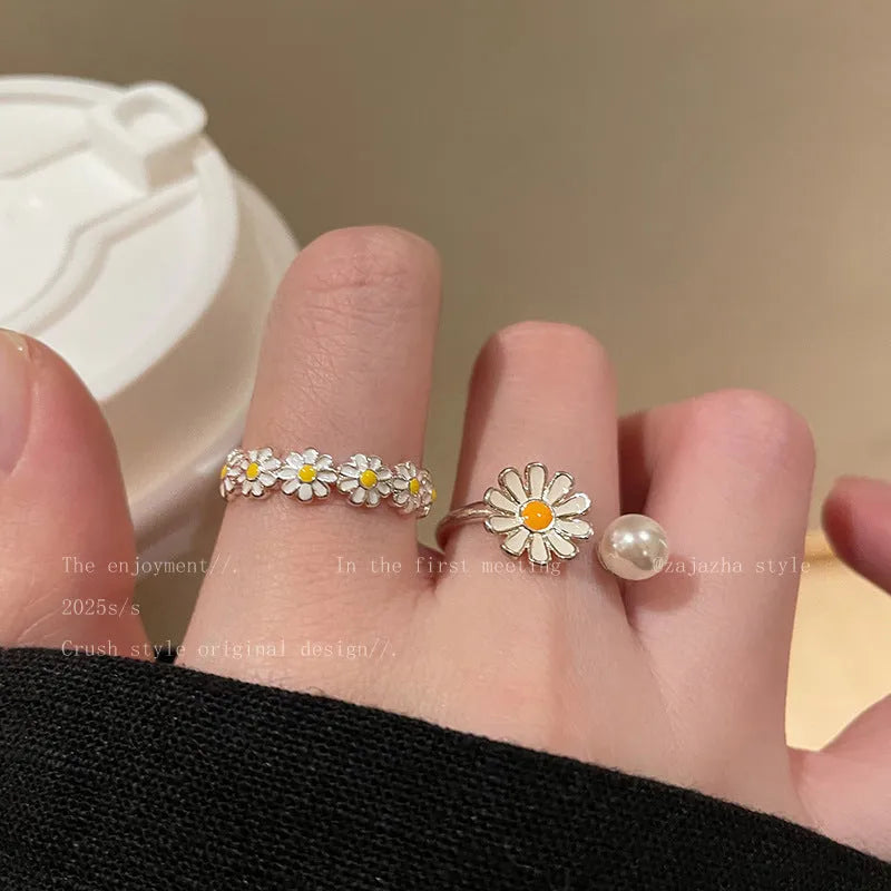 Women's adjustable copper ring with a little daisy and pearl decoration on a white background.