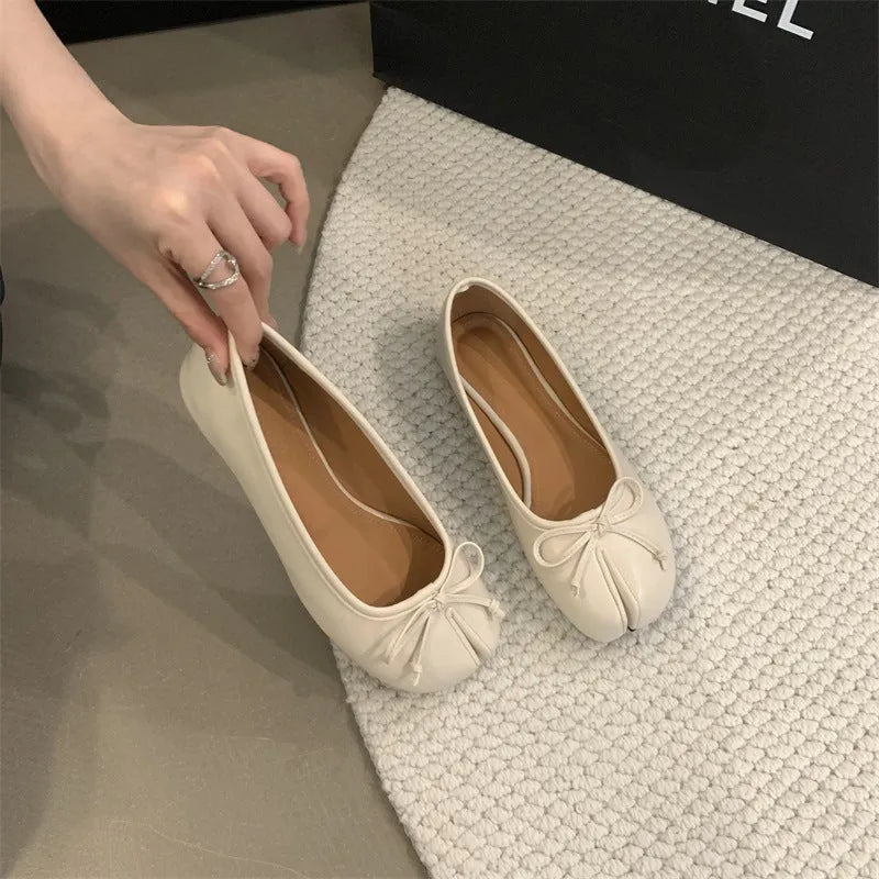 Women's flat pump shoe with round toe and shallow cut in beige colour