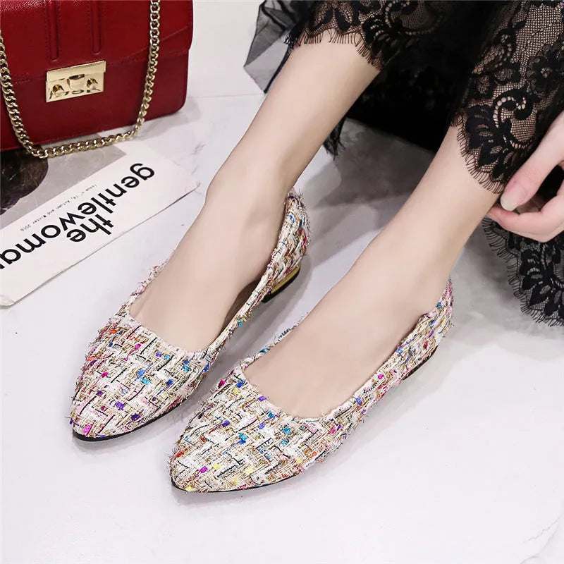 Women's low-cut canvas shoes with pointed toe and floral pattern in black or white colour options
