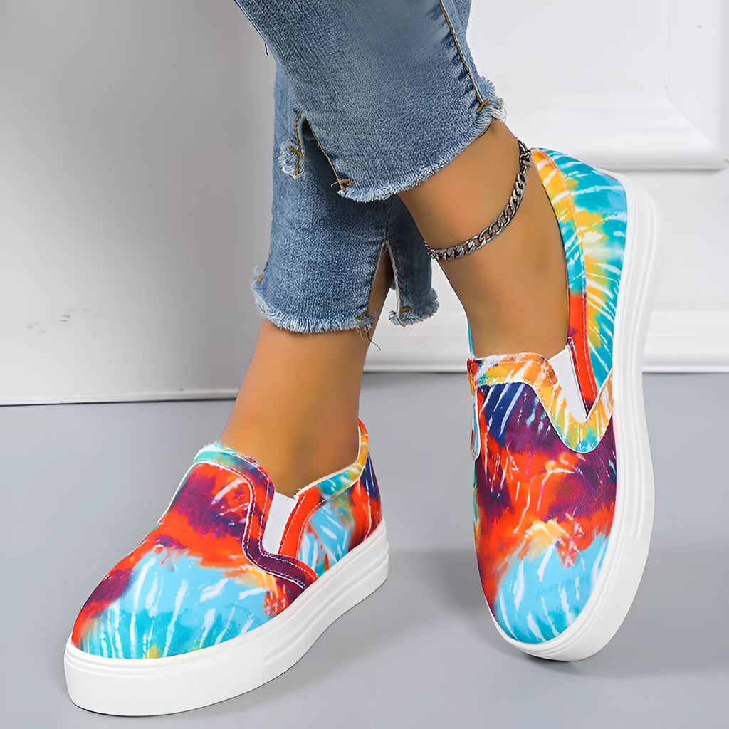 Women's casual low-top canvas sneaker in multiple colours on a flat rubber sole.