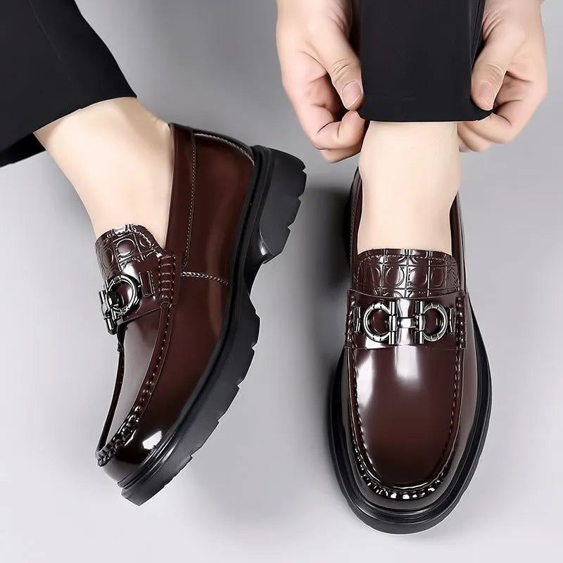 Men's low-top cowhide leather retro casual shoes in black, rubber sole, sewing thread detail, side view