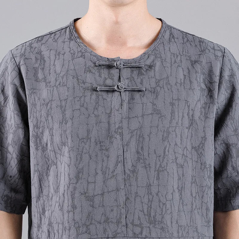 Men's round neck linen T-shirt with jacquard fastener decoration in a loose fit.