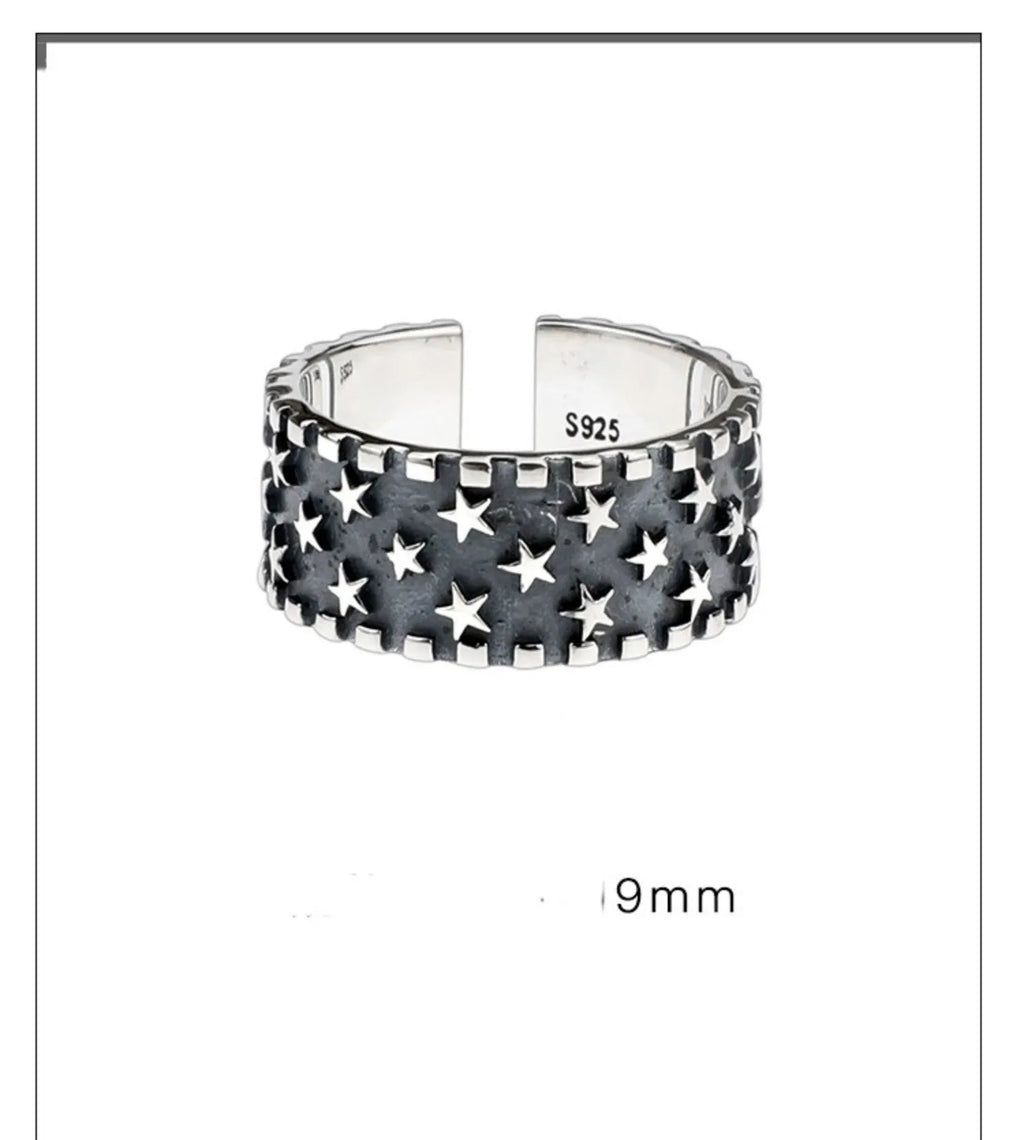 Adjustable multi five-pointed star ring in 925 silver on a plain background