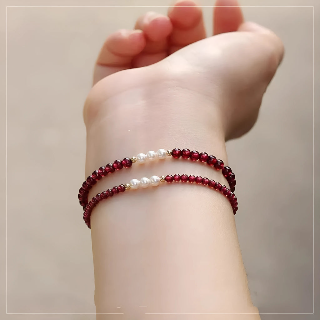 Women's garnet and artificial pearl bracelet with crystal details and adjustable clasp