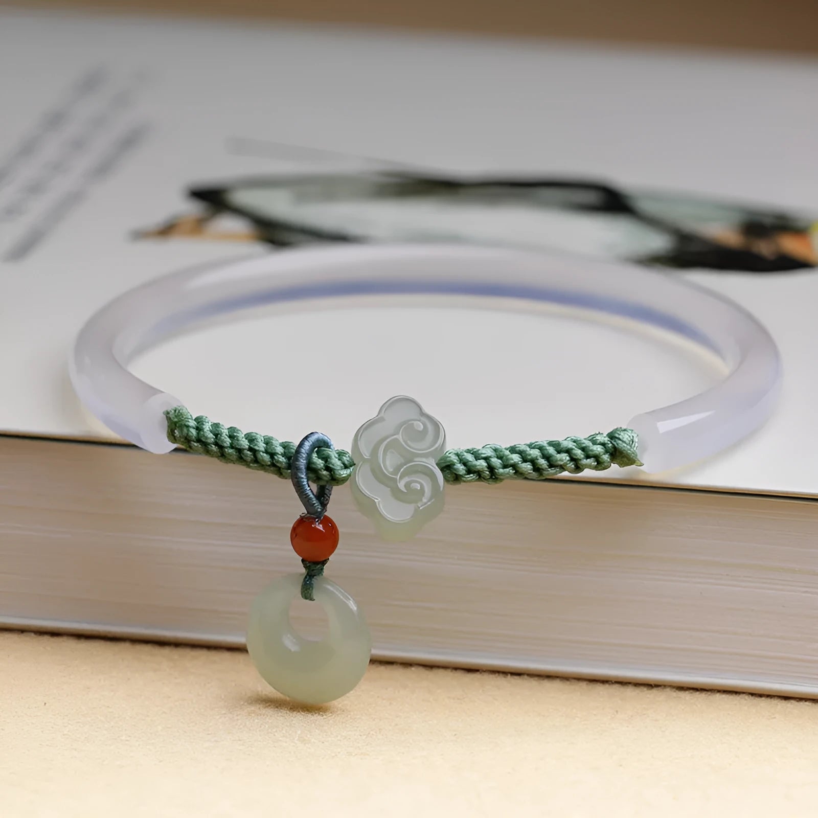 Green agate and Hetian jade bracelet with Xiangyun motifs on elasticated band