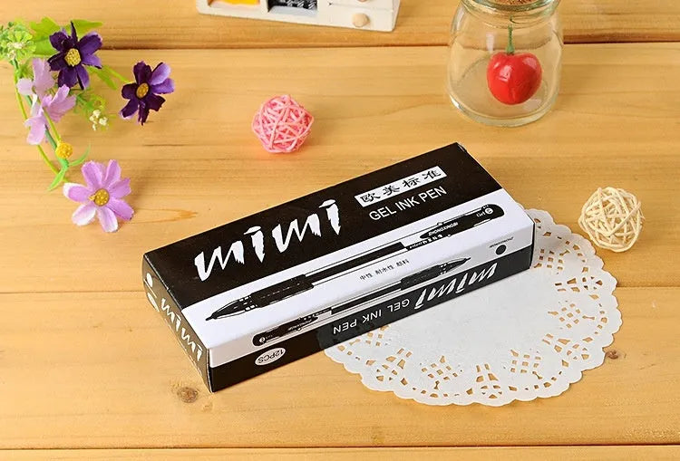 Black gel pen with 0.5mm carbon refill, 14.5cm plastic body, on white background
