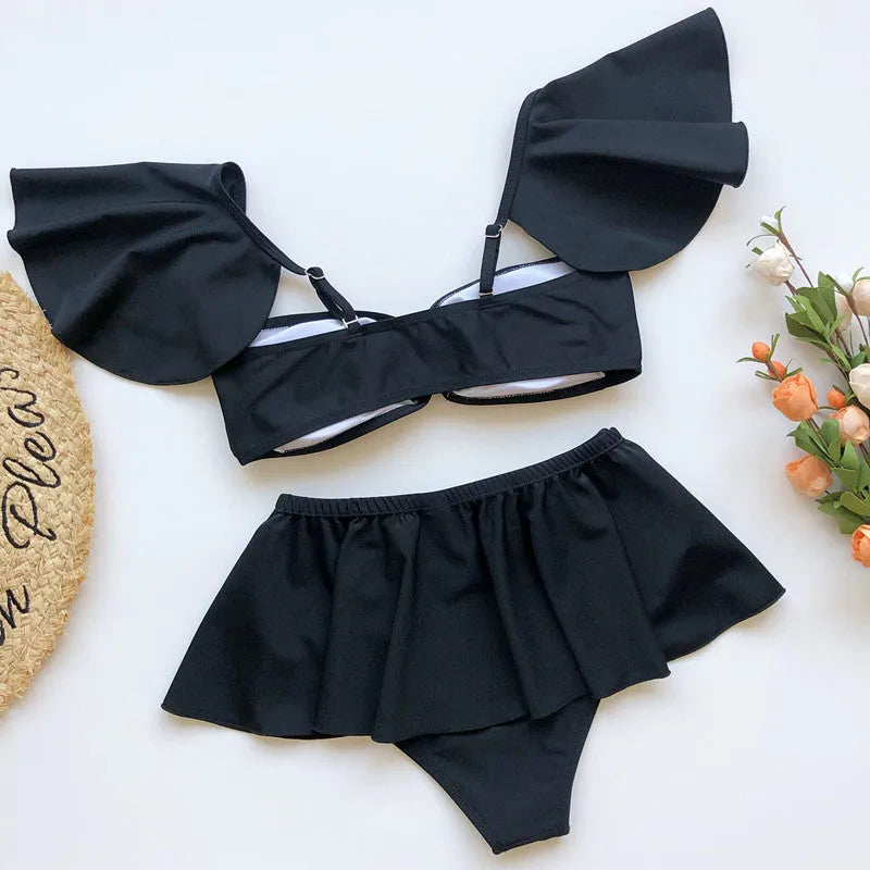 Women's three-piece flounced bikini swimsuit in black or red with nylon fabric