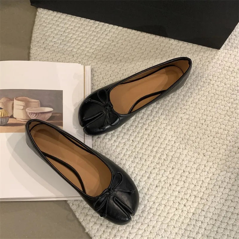 Women's flat pump shoe with round toe and shallow cut in beige colour