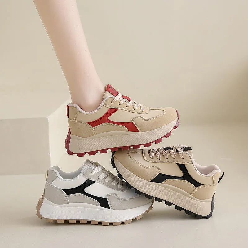 Women's low-top platform sports shoes in card black with front lace-up and flat rubber sole.