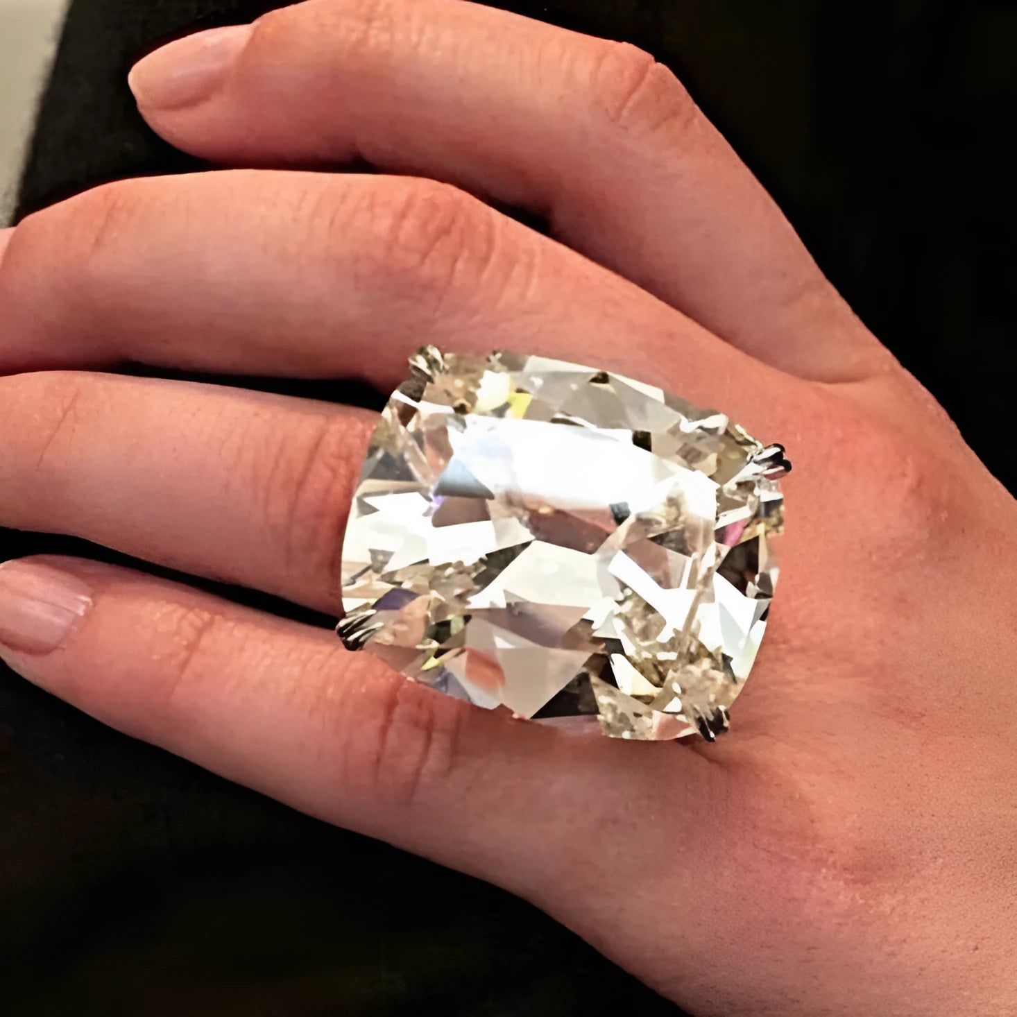 White gold-coloured women's alloy ring with an inlaid square diamond geometric design.