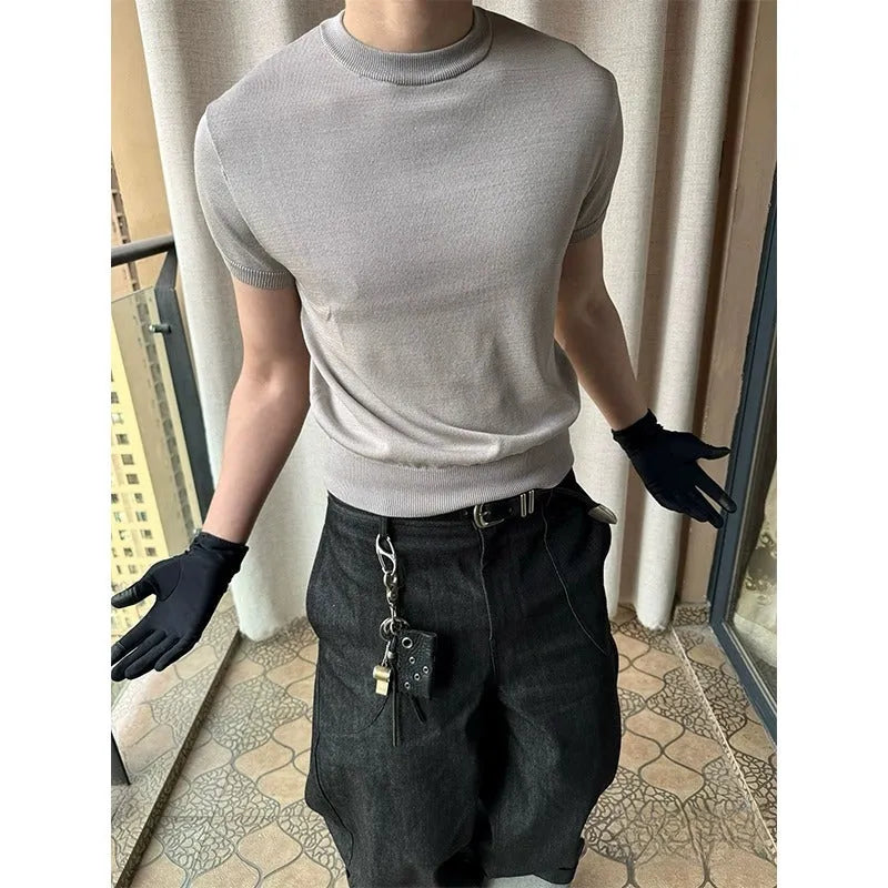 Men's knitted slim fit T-shirt in solid colour with cuff-closing short sleeves