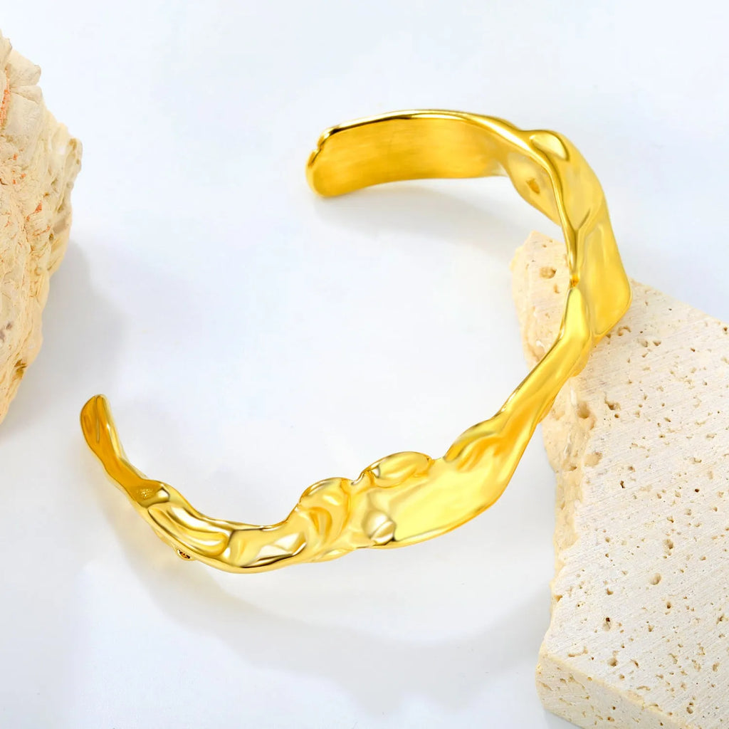 Stainless steel advanced style bracelet with a matching clasp in gold or silver tone.