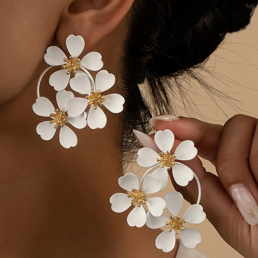 Retro flower-shaped fashion earrings for women in black and white colours with iron construction