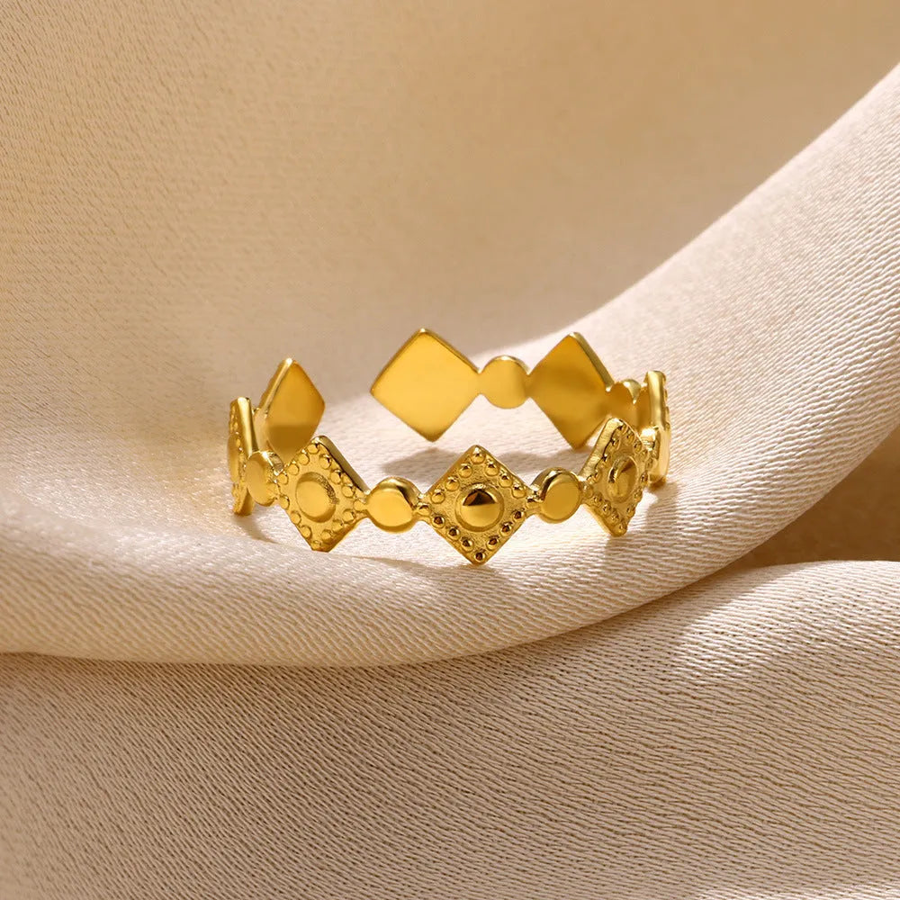 Geometric titanium steel women's ring with diamond-cut pattern in gold colour