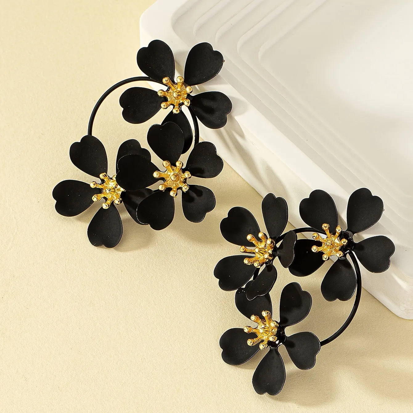 Retro flower-shaped fashion earrings for women in black and white colours with iron construction