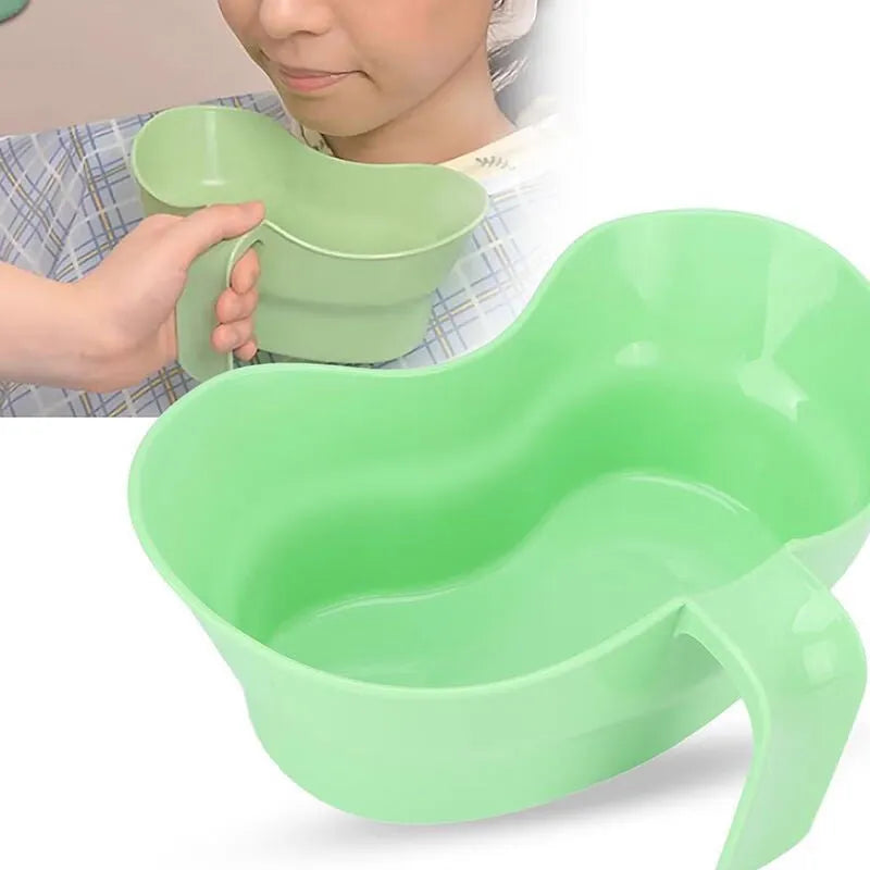 Green plastic gargle cup for bedridden elderly oral care and nursing.